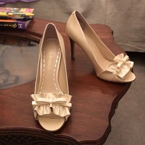 Enzo Angiolini patent leather cream heels. Sz 4.5